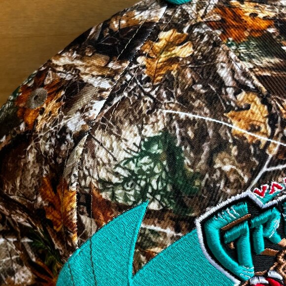 MITCHELL & NESS VANCOUVER GRIZZLIES CAMO SHARK TOOTH SNAPBACK HAT NEW - Picture 3 of 4